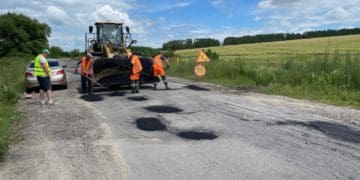 На державних дорогах Тернопільщини ліквідовують ямковість