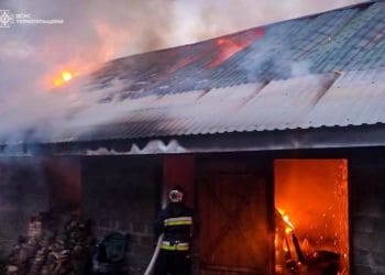 Господарська будівля спалахнула зранку у Скориківській громаді