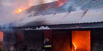 Господарська будівля спалахнула зранку у Скориківській громаді