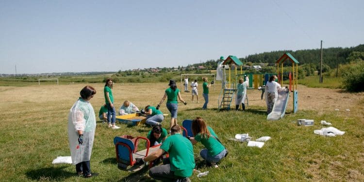 Об’єднані заради допомоги: «Контінентал» провів масштабну толоку у рамках корпоративного волонтерства на Тернопільщині