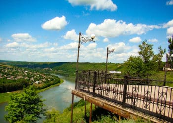 Тернопільщина туристична: красивий парк понад Дністром у Заліщиках