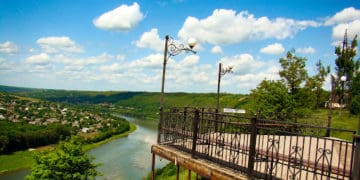 Тернопільщина туристична: красивий парк понад Дністром у Заліщиках