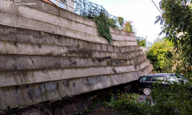 У Тернополі внаслідок обвалу підпірної стіни пошкоджено три автомобілі