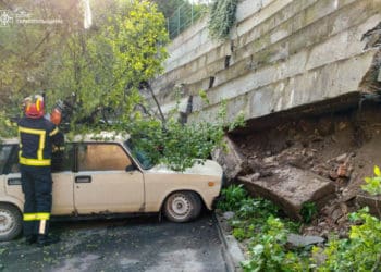 У Тернополі внаслідок обвалу підпірної стіни пошкоджено три автомобілі