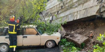 У Тернополі внаслідок обвалу підпірної стіни пошкоджено три автомобілі