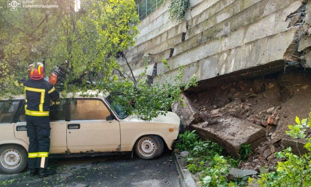 У Тернополі внаслідок обвалу підпірної стіни пошкоджено три автомобілі
