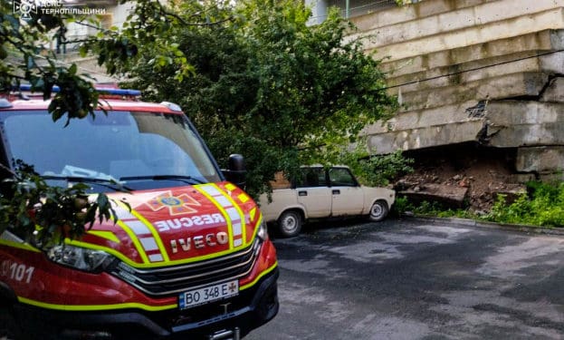 У Тернополі внаслідок обвалу підпірної стіни пошкоджено три автомобілі