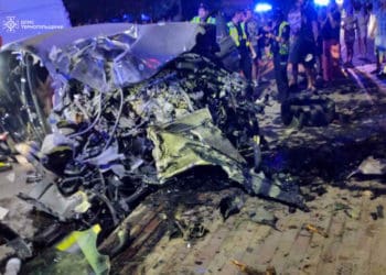 16-річна дівчина загинула, а авто – у металобрухт: в Тернополі водій на “Мерседесі” влетів у дерево