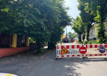 У Тернополі через провалля повністю перекрили рух транспорту на центральній вулиці