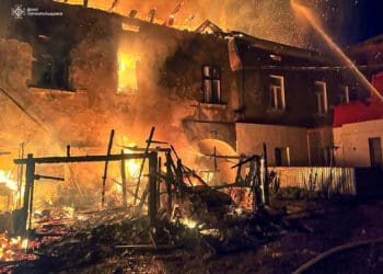 У Заліщиках рятувальники гасять масштабну пожежу житлової будівлі (Оновлюється)