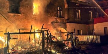 У Заліщиках рятувальники гасять масштабну пожежу житлової будівлі (Оновлюється)