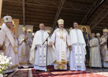 священники