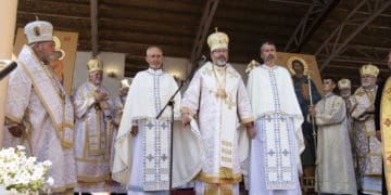 священники