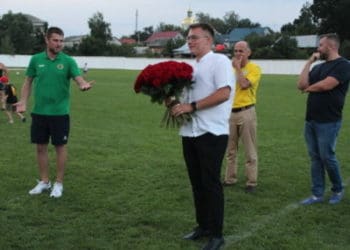 Голова громади на Тернопільщині освідчився коханій на повному людей стадіоні