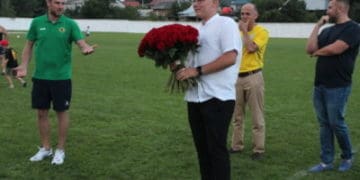 Голова громади на Тернопільщині освідчився коханій на повному людей стадіоні