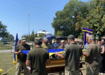 Громада на Тернопільщині попрощалася з воїном, котрий трагічно загинув в аварії