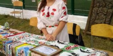 Тернополянка Людмила Захарук виготовляє вироби з бісеру на підтримку ЗСУ