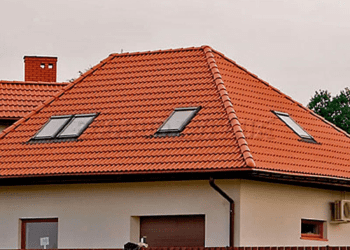 Популярним покрівельним матеріалом є бітумна черепиця. Вона має безліч переваг порівняно з іншими, і з ними необхідно ознайомитися докладніше. У компанії Aquaizol є м'яка покрівля даху ціна якої доступна, а якість гарантується офіційним виробником. Технологія влаштування покрівлі з бітумної черепиці Головні етапи робіт: 1. Підготовка основи Кроквяна система - крокви мають бути встановлені з правильним кроком, який залежить від ухилу покрівлі та використовуваної бітумної черепиці. Для забезпечення вентиляції підпокрівельного простору роблять обрешітку. Гідроізоляційний шар - поверх обрешітки укладається гідроізоляційна мембрана, вона захищає кроквяну систему від вологи. Суцільний настил - у деяких випадках, наприклад, за малих ухилів схилів, поверх гідроізоляційної мембрани укладається суцільний настил з ОСБ або фанери. 2. Монтаж підкладкового килима Він укладається поверх гідроізоляційного або суцільного настилу, горизонтальними смугами з нахлестом 15-20 см, забезпечує додатковий захист від вологи та вітру. 3. Монтаж розжолобка та коника Єндова - внутрішній кут між двома скатами покрівлі, а коник - зовнішній. Використовуються спеціальні елементи з черепиці або металу. 4. Монтаж рядової черепиці Це основне покриття покрівлі. Вона укладається горизонтальними смугами від низу до верху з нахлестом 10-15 см. Листи кріпляться до обрешітки цвяхами або саморізами. 5. Монтаж допоміжних елементів Фронтонні планки закривають торці фронтонів, карнизні - звіси карниза, торцеві - торці скатів, а водостічна система відводить воду з даху. 6. Завершення монтажу Після монтажу всіх елементів покрівля оглядається на предмет наявності дефектів. За необхідності проводиться герметизація стиків. Важливо - перед укладанням необхідно ознайомитися з інструкцією виробника. Монтаж покрівлі повинен виконуватися кваліфікованими фахівцями. Недотримання технології може призвести до протікання та інших проблем. Додаткові рекомендації Для влаштування теплої покрівлі під гідроізоляційним шаром укладається утеплювач. Для вентиляції підпокрівельного простору необхідно зробити вентиляційні отвори в карнизі та конику покрівлі. Які переваги у м’якої покрівлі? Багатим вибором колекцій представлена бітумна черепиця у Львові, буває різних кольорів, форм, розмірів. Основні плюси: - гнучкість. Легко піддається різанню й укладанню на дахах складної форми. Це дає змогу використовувати її на скатних покрівлях з ухилом від 12°; - мала вага. Це знижує навантаження на кроквяну систему та спрощує монтаж; - безшумність; - довговічність: до 50 років при правильному укладанні; - естетичність; - простий монтаж; - ремонтопридатність. При пошкодженні одного або декількох гонтів їх легко можна замінити; - екологічність. Не виділяє шкідливих речовин у навколишнє середовище; - висока вогнестійкість (модифікована негорючими добавками); - стійкість до УФ-випромінювання; - хороша теплоізоляція та ін. Це один із найдоступніших за ціною покрівельних матеріалів