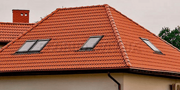 Популярним покрівельним матеріалом є бітумна черепиця. Вона має безліч переваг порівняно з іншими, і з ними необхідно ознайомитися докладніше. У компанії Aquaizol є м'яка покрівля даху ціна якої доступна, а якість гарантується офіційним виробником. Технологія влаштування покрівлі з бітумної черепиці Головні етапи робіт: 1. Підготовка основи Кроквяна система - крокви мають бути встановлені з правильним кроком, який залежить від ухилу покрівлі та використовуваної бітумної черепиці. Для забезпечення вентиляції підпокрівельного простору роблять обрешітку. Гідроізоляційний шар - поверх обрешітки укладається гідроізоляційна мембрана, вона захищає кроквяну систему від вологи. Суцільний настил - у деяких випадках, наприклад, за малих ухилів схилів, поверх гідроізоляційної мембрани укладається суцільний настил з ОСБ або фанери. 2. Монтаж підкладкового килима Він укладається поверх гідроізоляційного або суцільного настилу, горизонтальними смугами з нахлестом 15-20 см, забезпечує додатковий захист від вологи та вітру. 3. Монтаж розжолобка та коника Єндова - внутрішній кут між двома скатами покрівлі, а коник - зовнішній. Використовуються спеціальні елементи з черепиці або металу. 4. Монтаж рядової черепиці Це основне покриття покрівлі. Вона укладається горизонтальними смугами від низу до верху з нахлестом 10-15 см. Листи кріпляться до обрешітки цвяхами або саморізами. 5. Монтаж допоміжних елементів Фронтонні планки закривають торці фронтонів, карнизні - звіси карниза, торцеві - торці скатів, а водостічна система відводить воду з даху. 6. Завершення монтажу Після монтажу всіх елементів покрівля оглядається на предмет наявності дефектів. За необхідності проводиться герметизація стиків. Важливо - перед укладанням необхідно ознайомитися з інструкцією виробника. Монтаж покрівлі повинен виконуватися кваліфікованими фахівцями. Недотримання технології може призвести до протікання та інших проблем. Додаткові рекомендації Для влаштування теплої покрівлі під гідроізоляційним шаром укладається утеплювач. Для вентиляції підпокрівельного простору необхідно зробити вентиляційні отвори в карнизі та конику покрівлі. Які переваги у м’якої покрівлі? Багатим вибором колекцій представлена бітумна черепиця у Львові, буває різних кольорів, форм, розмірів. Основні плюси: - гнучкість. Легко піддається різанню й укладанню на дахах складної форми. Це дає змогу використовувати її на скатних покрівлях з ухилом від 12°; - мала вага. Це знижує навантаження на кроквяну систему та спрощує монтаж; - безшумність; - довговічність: до 50 років при правильному укладанні; - естетичність; - простий монтаж; - ремонтопридатність. При пошкодженні одного або декількох гонтів їх легко можна замінити; - екологічність. Не виділяє шкідливих речовин у навколишнє середовище; - висока вогнестійкість (модифікована негорючими добавками); - стійкість до УФ-випромінювання; - хороша теплоізоляція та ін. Це один із найдоступніших за ціною покрівельних матеріалів