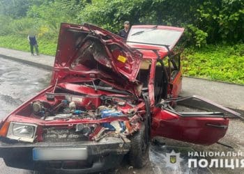 В автотрощі на Тернопільщині постраждали 19-річна водійка і 14-річний пасажир