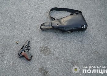 У Тернополі поліцейські затримали нетверезого водія зі зброєю