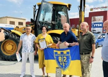 Волонтери з Тернополя передали екскаватор для потреб 82 окремого батальйону 105 бригади ТРО