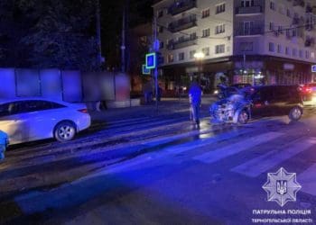 Пізно увечері в центрі Тернополя сталася аварія
