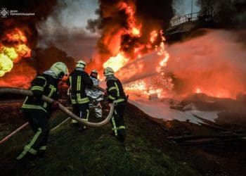 Фото з пекла: рятувальники показали, як гасять пожежу після удару шахеда в Тернополі