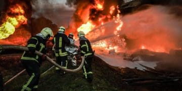 Фото з пекла: рятувальники показали, як гасять пожежу після удару шахеда в Тернополі