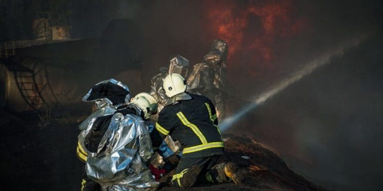 Фото з пекла: рятувальники показали, як гасять пожежу після удару шахеда в Тернополі