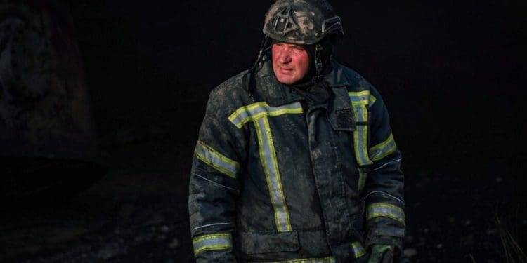 Фото з пекла: рятувальники показали, як гасять пожежу після удару шахеда в Тернополі