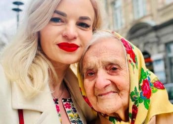 100-річна Ангелина Паламар з Тернополя носить одяг своєї внучки