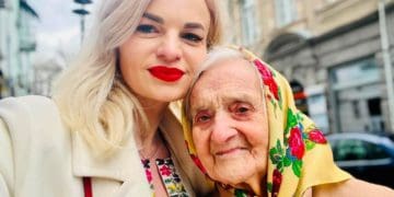 100-річна Ангелина Паламар з Тернополя носить одяг своєї внучки