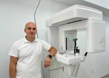 Учасник бойових дій і стоматолог Святослав Статкевич придбав обладнання за грантові кошти. Фото: Суспільне Тернопіль