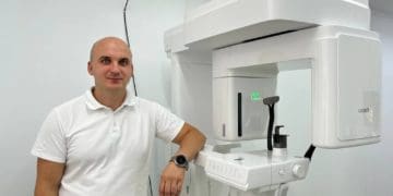 Учасник бойових дій і стоматолог Святослав Статкевич придбав обладнання за грантові кошти. Фото: Суспільне Тернопіль