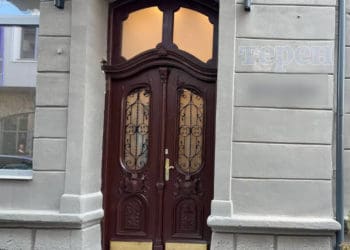 Старовинні двері