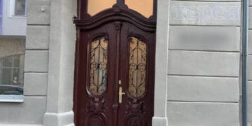Старовинні двері
