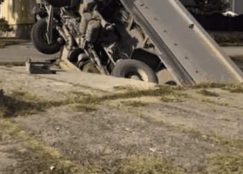 В Тернополі вантажівка провалилася під землю