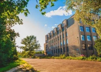 Школа в Тернополі замовила ремонт свого тиру під укриття за 24 млн, задравши ціну противибухових пристроїв в 4 рази