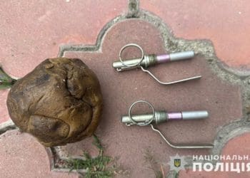 Поліцейські вилучили у жителя Чорткова вибухову речовину та запали до бойових гранат