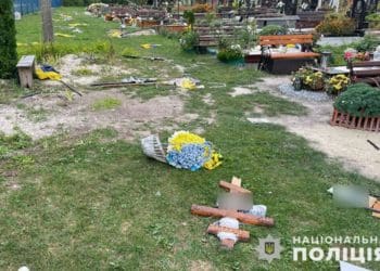 розслідування вандалізму на кладовищі