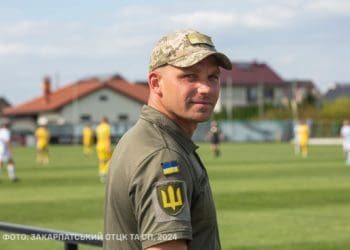 Захисник з позивним “Панда” символічним пасом розпочав футбольний матч тернопільської “Ниви” в Ужгороді