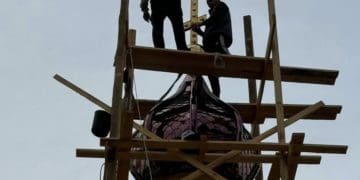 У центрі Тернополя на церкві освятили та встановили купольний хрест