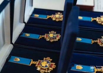 присвоїла звання