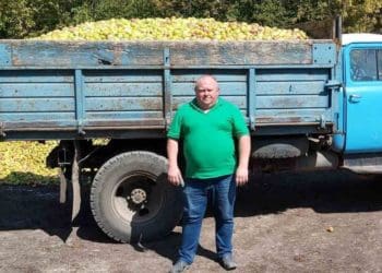 Жителі села Сільце на Тернопільщині збирали яблука, щоб допомогти ЗСУ