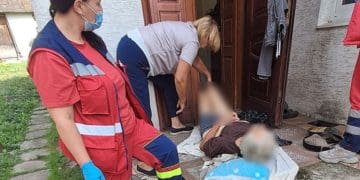 У Тернополі поліцейські врятували пенсіонера, який знепритомнів у зачиненому будинку