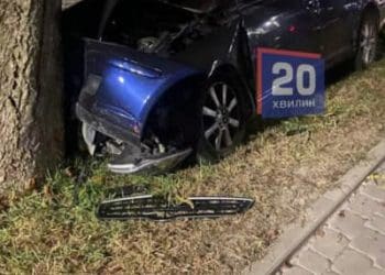 На дамбі Тернопільського ставу авто вилетіло нa узбіччя і врізaлося в дерево