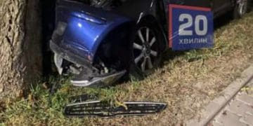 На дамбі Тернопільського ставу авто вилетіло нa узбіччя і врізaлося в дерево