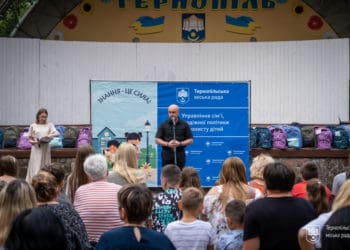 У Тернополі дітям загиблих захисників та дітям з малозабезпечених сімей вручили шкільні наплічники