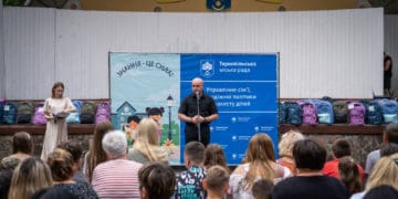 У Тернополі дітям загиблих захисників та дітям з малозабезпечених сімей вручили шкільні наплічники